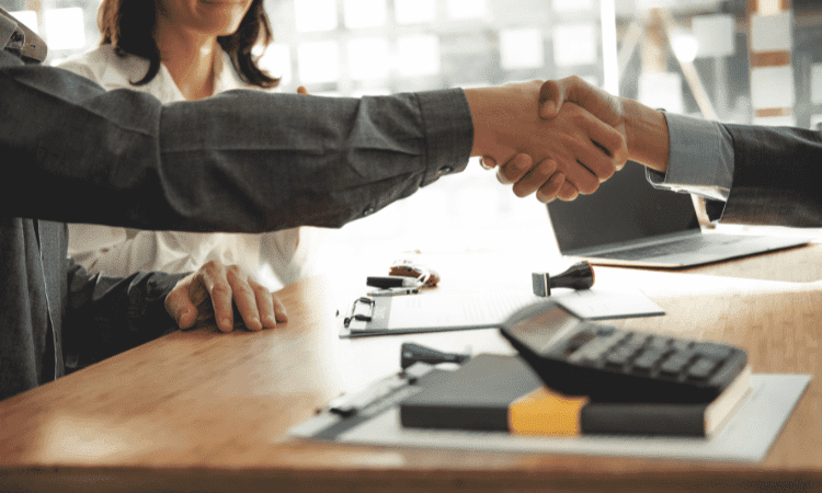 کارگزار گمرک دقیقا چه کسی می باشد؟